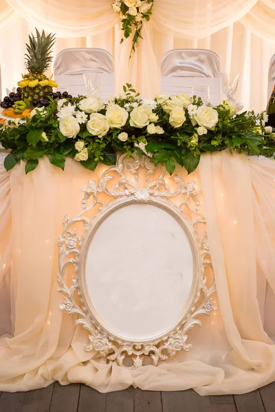 婚礼表设置。婚礼用插花装饰的表，婚礼。Banquet.Wedding 花组成为客人表的 — 图库照片