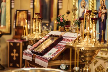 Vinnitsa, Ukrayna - Nisan 29,2017. Kilisenin sunak simgesiyle, mum ve tapınak ve saint simge resim ile Ortodoks Kilisesi ayrıntı iç. Kutsal kişilerin resmi ile Saint mihrapta mimari anıt.