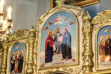 Vinnitsa, Ukrayna - Nisan 29,2017. Kilisenin sunak simgesiyle, mum ve tapınak ve saint simge resim ile Ortodoks Kilisesi ayrıntı iç. Kutsal kişilerin resmi ile Saint mihrapta mimari anıt.