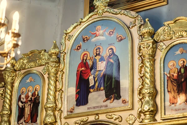 Vinnitsa, Ucrania - Abril 29,2017. altar de la iglesia con icono, interior de la iglesia ortodoxa detalle con vela y santuario y santo icono imagen. Iconos con Santo en el altar en monumento arquitectónico . —  Fotos de Stock