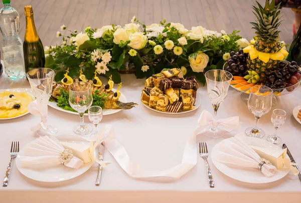 Plate at the wedding table,Wedding table settings.Wedding table that decorated with flower arrangements,Wedding. Banquet.Wedding flower composition for guests tables