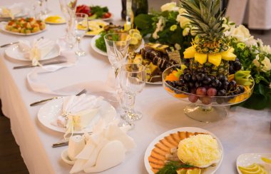 Düğün masa, düğün masa ayarlarını plaka. Çiçek aranjmanları ile dekore edilmiş tablo düğün, düğün. Banquet.Wedding çiçek kompozisyon Konuklar tablolar için