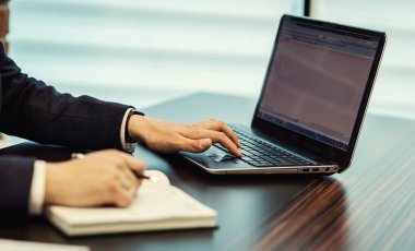 İşadamı çalışma Laptop bağlanma ağ kavramı, işadamı belgelerle Ofis Masası üzerinde çalışma. İş kavramı. Yakın çekim