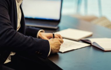 Belgelerin imzalanması işadamı kadar kapatın. İşadamı bir sözleşme, bir belge imzalama veya yazışma yazma adam imzalama