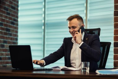 Bir cep telefonu, Office, üst düzey işadamı, cep telefonu, iş kavramı üzerinde konuşurken işadamı portresi telefonda konuşan işadamı konuşurken bir işadamı