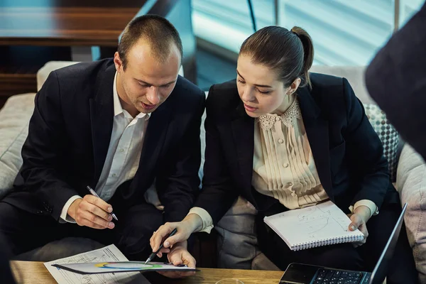 Personer möte konferensen diskussion företagets affärsidé, business-team, affärspartners diskutera dokument och idéer, Business konferensen i ett modernt kontor — Stockfoto