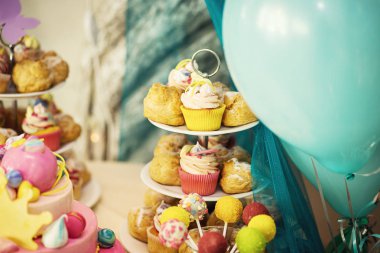 Çikolata. Lezzetli tatlı büfesi kekler. Tatlı tatil büfesi kekler ve diğer tatlılar. Tatlılar, şekerler, tatlı, iyi ki doğdun kavramı içeren tablo