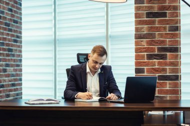 İşadamı çalışma Laptop bağlanma ağ kavramı, işadamı belgelerle Ofis Masası üzerinde çalışma. İş kavramı. İşadamı office