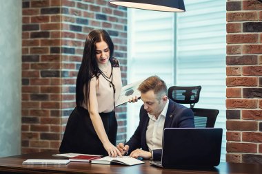 İşadamı ve asistanı Sekreter ofisinde. Sekreter patron belgeleri imzalamak için patron işaretleri Sekreter tarafından getirilen belgeler getirdim