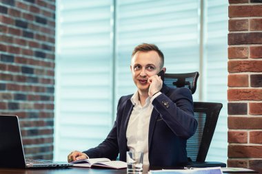 Bir cep telefonu, Office, üst düzey işadamı, cep telefonu, iş kavramı üzerinde konuşurken işadamı portresi telefonda konuşan işadamı konuşurken bir işadamı