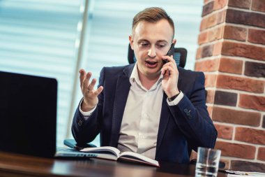 Bir cep telefonu, Office, üst düzey işadamı, cep telefonu, iş kavramı üzerinde konuşurken işadamı portresi telefonda konuşan işadamı konuşurken bir işadamı