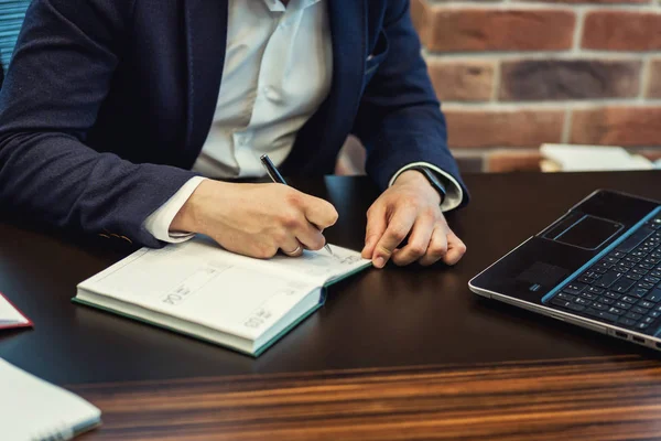 Affärsman arbetar Laptop ansluta nätverk koncept, affärsman arbeta med dokument på skrivbord. Affärsidé. Närbild — Stockfoto