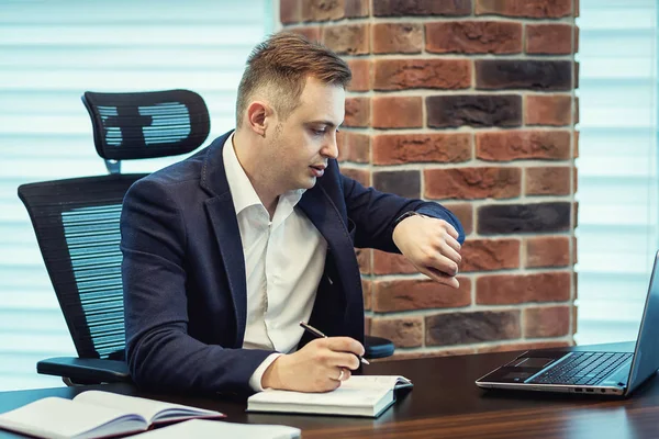 Empresario mirando el reloj. Empresario que trabaja el concepto de conexión de la computadora portátil que conecta, Empresario que trabaja con documentos en el escritorio de la oficina. Concepto de negocio . — Foto de Stock