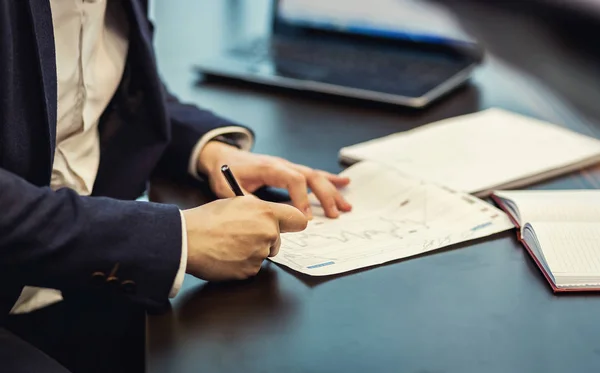 El hombre de negocios está firmando un contrato, el hombre firmando un documento o escribiendo correspondencia. — Foto de Stock