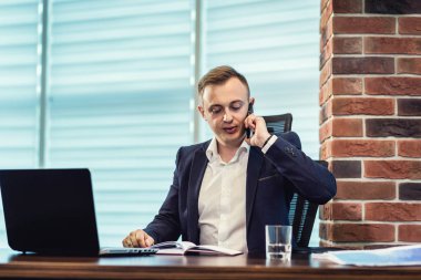 Bir cep telefonu, Office, üst düzey işadamı, cep telefonu, iş kavramı üzerinde konuşurken işadamı portresi telefonda konuşan işadamı konuşurken bir işadamı