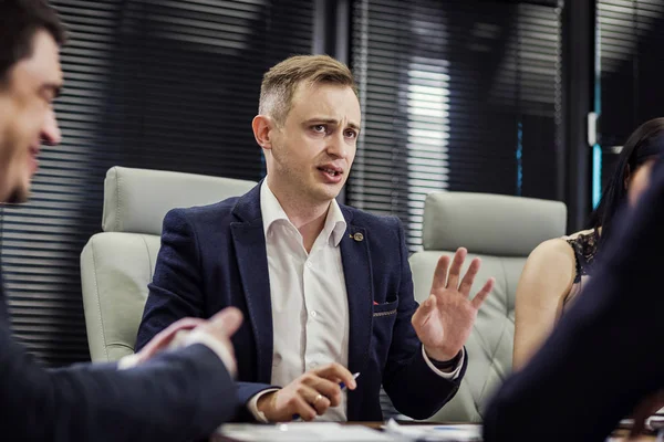 Personer möte konferensen diskussion företagets affärsidé, business-team, affärspartners diskutera dokument och idéer, Business konferensen i ett modernt kontor — Stockfoto