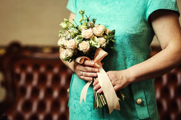 A noiva segurando um buquê de casamento nas mãos de um buquê de casamento e mãos closeup, acessórios de casamento, casamento — Fotografia de Stock