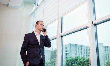 Bir cep telefonu, Office, üst düzey işadamı, cep telefonu, iş kavramı üzerinde konuşurken işadamı portresi telefonda konuşan işadamı konuşurken bir işadamı