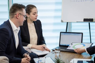 İş insanlar toplantı konferans tartışma şirket kavramı, iş takım, belgeler ve fikirler, tartışırken iş ortakları iş konferans modern bir ofis, finans analiz iş Danışmanı