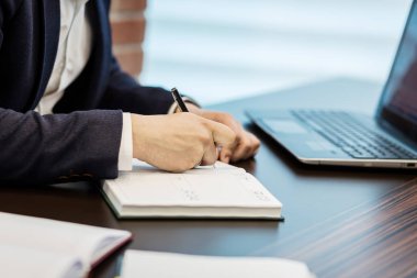 Belgelerin imzalanması işadamı kadar kapatın. İşadamı imzalama bir 