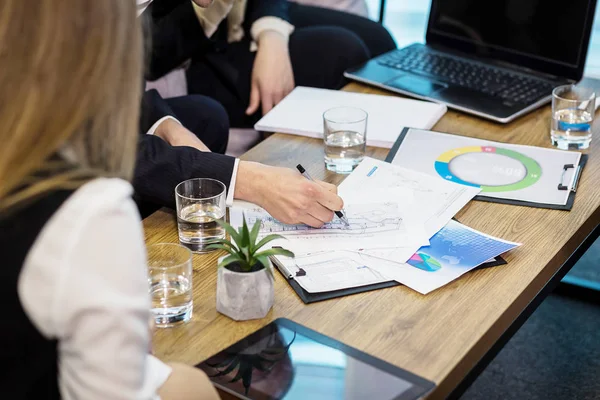 Affärsmän möte konferens diskussion företag koncept, — Stockfoto