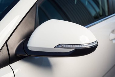 Vinnitsa, Ukrayna - 19 Mayıs 2017.Kia Rio konsept otomobil. Araba, yan ayna, logo Kia Rio, showroom önü. Yeni model araba - Kia Rio tanıtımı