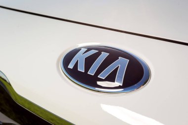 Vinnitsa, Ukrayna - 19 Mayıs 2017.Kia Rio konsept otomobil. Araba, ön, logo Kia Rio, showroom önü. Yeni model araba - Kia Rio tanıtımı
