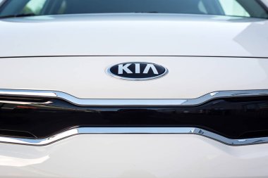 Vinnitsa, Ukrayna - 19 Mayıs 2017.Kia Rio konsept otomobil. Araba, ön, logo Kia Rio, showroom önü. Yeni model araba - Kia Rio tanıtımı