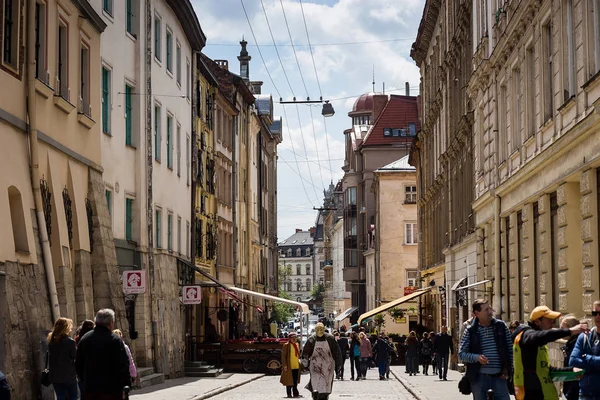 리에 브, 우크라이나-5 월 11,2017.old 부분의 Lviv, Lviv 독특한 건축 mainsquare, 오래 된 유럽 도시, 오래 된 자갈길 Lviv의 시내에서 트램 트랙 거리 — 스톡 사진