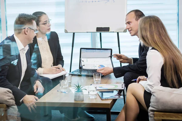 Personer möte konferensen diskussion företagets affärsidé, business-team, affärspartners diskutera dokument och idéer, Business konferensen i ett modernt kontor — Stockfoto