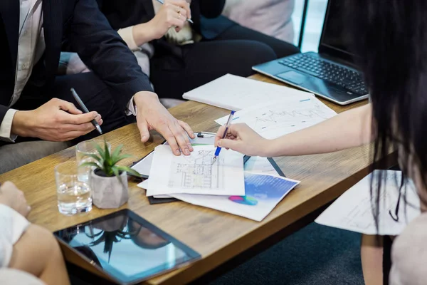 Människor möte konferensen diskussion Corporate affärsidé, business-team, affärspartners diskutera dokument och idéer, Business konferensen i ett modernt kontor, Business rådgivare analysera ekonomi — Stockfoto