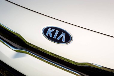 Vinnitsa, Ukrayna - 19 Mayıs 2017.Kia Rio konsept otomobil. Araba, ön, logo Kia Rio, showroom önü. Yeni model araba - Kia Rio tanıtımı