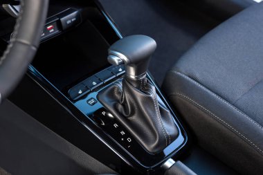 Vinnitsa, Ukrayna - 19 Mayıs 2017.Kia Rio konsept otomobil. Araba Araba, iletim, iç. Araba, logo Kia Rio, showroom önü. Yeni model araba - Kia Rio tanıtımı