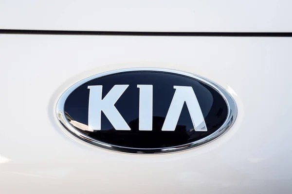 Винница, Украина - 19 мая 2017.KIA Rio concept car.Front of the car, front-side, logo KIA RIO, showroom.Presentation of the new model car - KIA RIO — стоковое фото