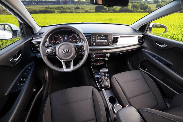 Винница, Украина - 19 мая 2017.KIA Rio concept car.Inside the car, steering wheel, interior of the car.Front of the car, logo KIA Rio, showroom.Presentation of the new model car - KIA Rio — стоковое фото