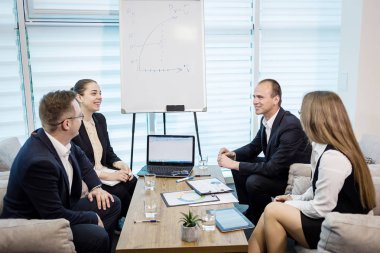 İş insanlar toplantı konferans tartışma şirket kavramı, iş takım, belgeler ve fikirler, tartışırken iş ortakları modern bir ofis iş Konferansı