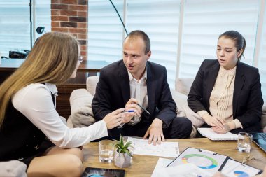 İş insanlar toplantı konferans tartışma şirket kavramı, iş takım, belgeler ve fikirler, tartışırken iş ortakları modern bir ofis iş Konferansı