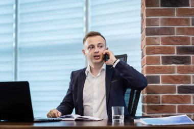 Bir cep telefonu, Office, üst düzey işadamı, cep telefonu, iş kavramı üzerinde konuşurken işadamı portresi telefonda konuşan işadamı konuşurken bir işadamı