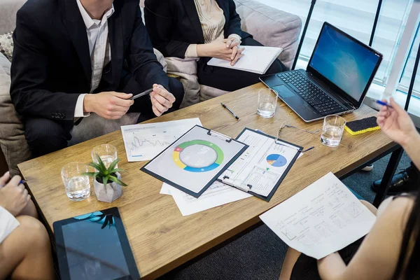 Personer möte konferensen diskussion företagets affärsidé, business-team, affärspartners diskutera dokument och idéer, Business konferensen i ett modernt kontor — Stockfoto