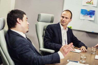 İş insanlar toplantı konferans tartışma şirket kavramı, iş takım, belgeler ve fikirler, tartışırken iş ortakları modern bir ofis iş Konferansı