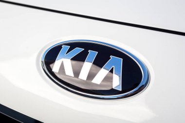 Vinnitsa, Ukrayna - 19 Mayıs 2017.Kia Rio konsept otomobil. Araba, ön, logo Kia Rio, showroom önü. Yeni model araba - Kia Rio tanıtımı