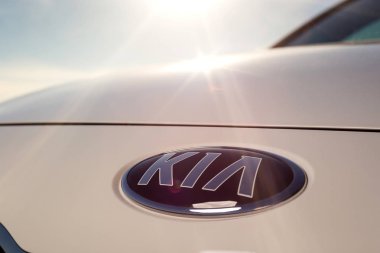 Vinnitsa, Ukrayna - 19 Mayıs 2017.Kia Rio konsept otomobil. Araba, ön, logo Kia Rio, showroom önü. Yeni model araba - Kia Rio tanıtımı