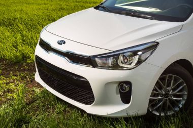 Vinnitsa, Ukrayna - Mayıs 19, 2017.Kia Rio kavramı, açık view.light Araba, ayna, Açık Araba, ön, logo Kia Rio, showroom. Yeni model araba - Kia Rio tanıtımı