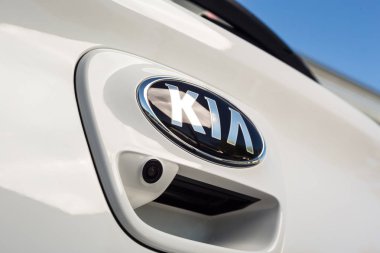 Vinnitsa, Ukrayna - 19 Mayıs 2017.Kia Rio konsept otomobil. Araba, ön, logo Kia Rio, showroom önü. Yeni model araba - Kia Rio tanıtımı
