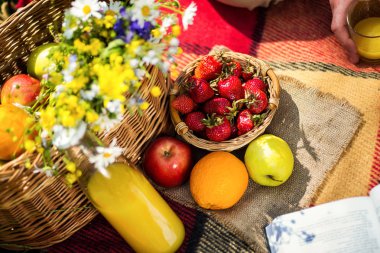 Çimlerde piknik. suyu, kır çiçekleri, meyve, Pic bir buket