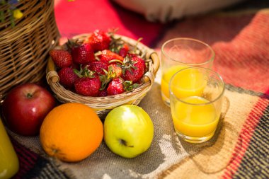 Çimlerde piknik. suyu, kır çiçekleri, meyve, Pic bir buket