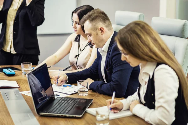 Ludzie spotkania Konferencji dyskusji korporacyjnych koncepcja biznesowa, działalności zespołu, partnerów biznesowych, omawianie dokumentów i pomysły, Business conference w nowoczesnym biurze — Zdjęcie stockowe