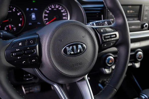 Винница, Украина - 19 мая 2017.KIA Rio concept car.Inside the car, steering wheel, interior of the car.Front of the car, logo KIA Rio, showroom.Presentation of the new model car - KIA Rio — стоковое фото