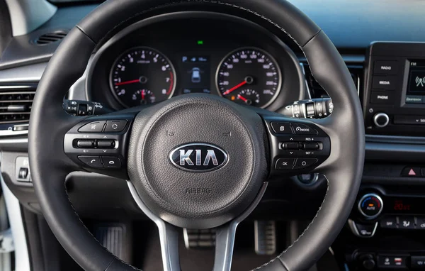 Винница, Украина - 19 мая 2017.KIA Rio concept car.Inside the car, steering wheel, interior of the car.Front of the car, logo KIA Rio, showroom.Presentation of the new model car - KIA Rio — стоковое фото