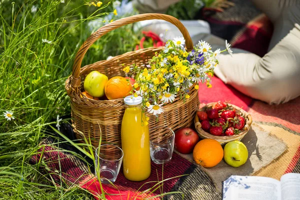 Picknick op het gras. SAP, een boeket van wilde bloemen, vruchten, Pic — Stockfoto